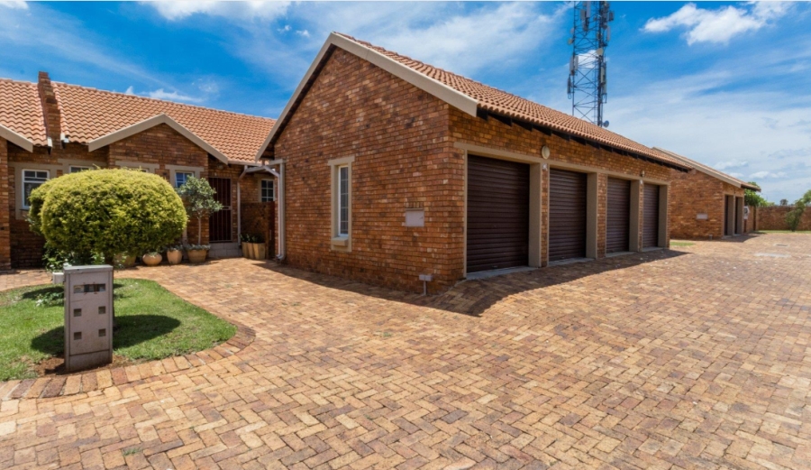 2 Bedroom Property for Sale in Rooihuiskraal North Gauteng