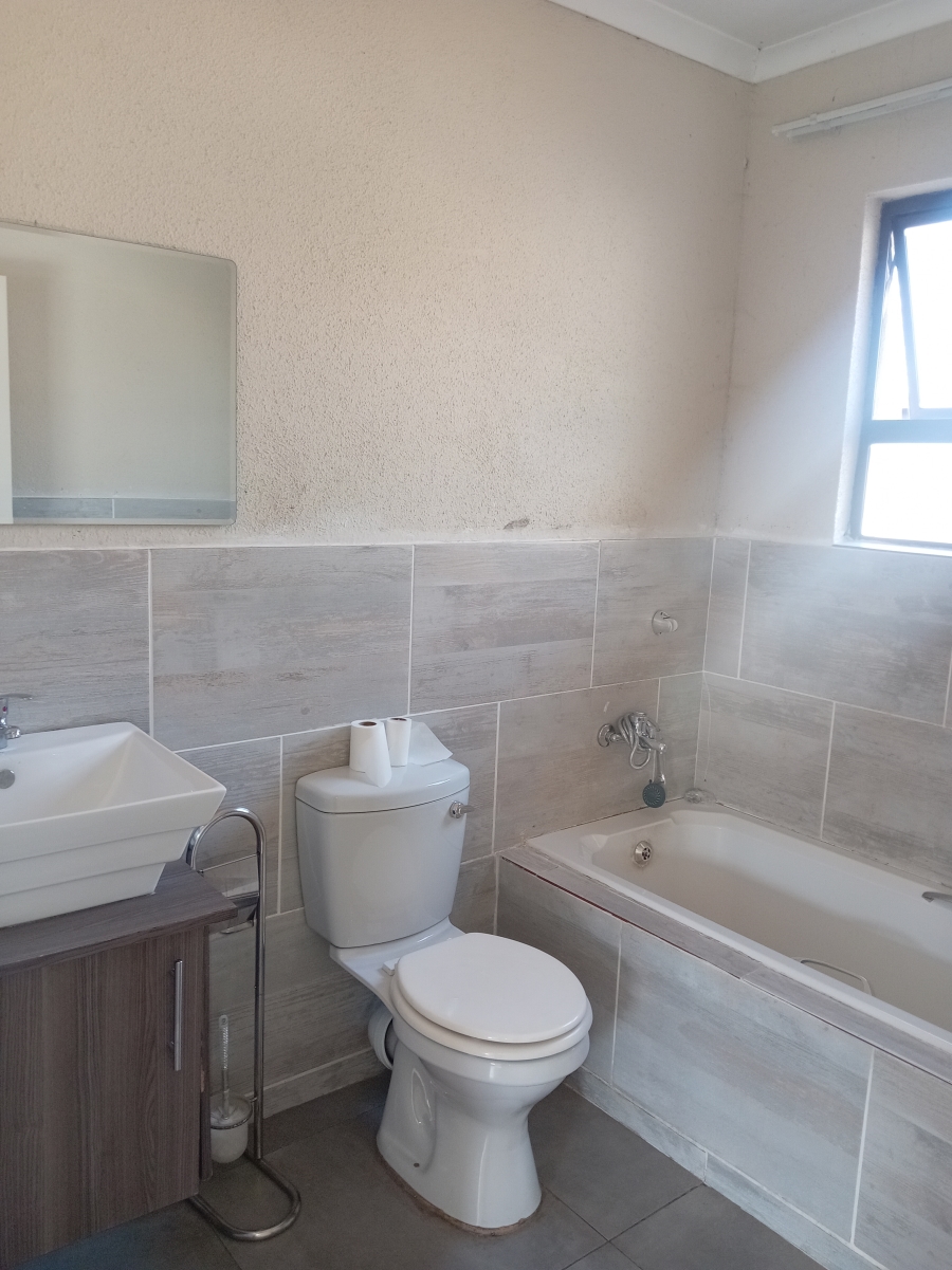 To Let 3 Bedroom Property for Rent in Clayville Gauteng
