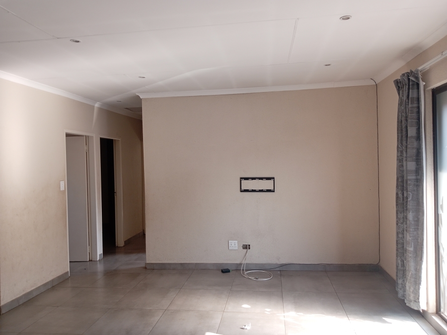To Let 3 Bedroom Property for Rent in Clayville Gauteng