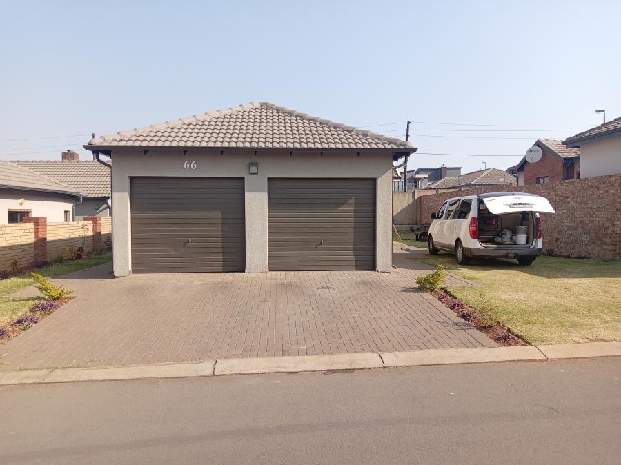 To Let 3 Bedroom Property for Rent in Clayville Gauteng