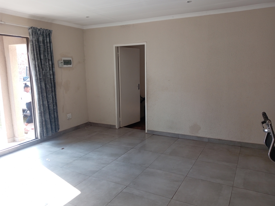 To Let 3 Bedroom Property for Rent in Clayville Gauteng