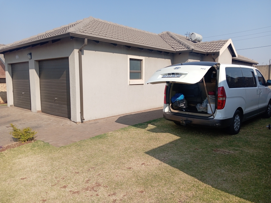 To Let 3 Bedroom Property for Rent in Clayville Gauteng