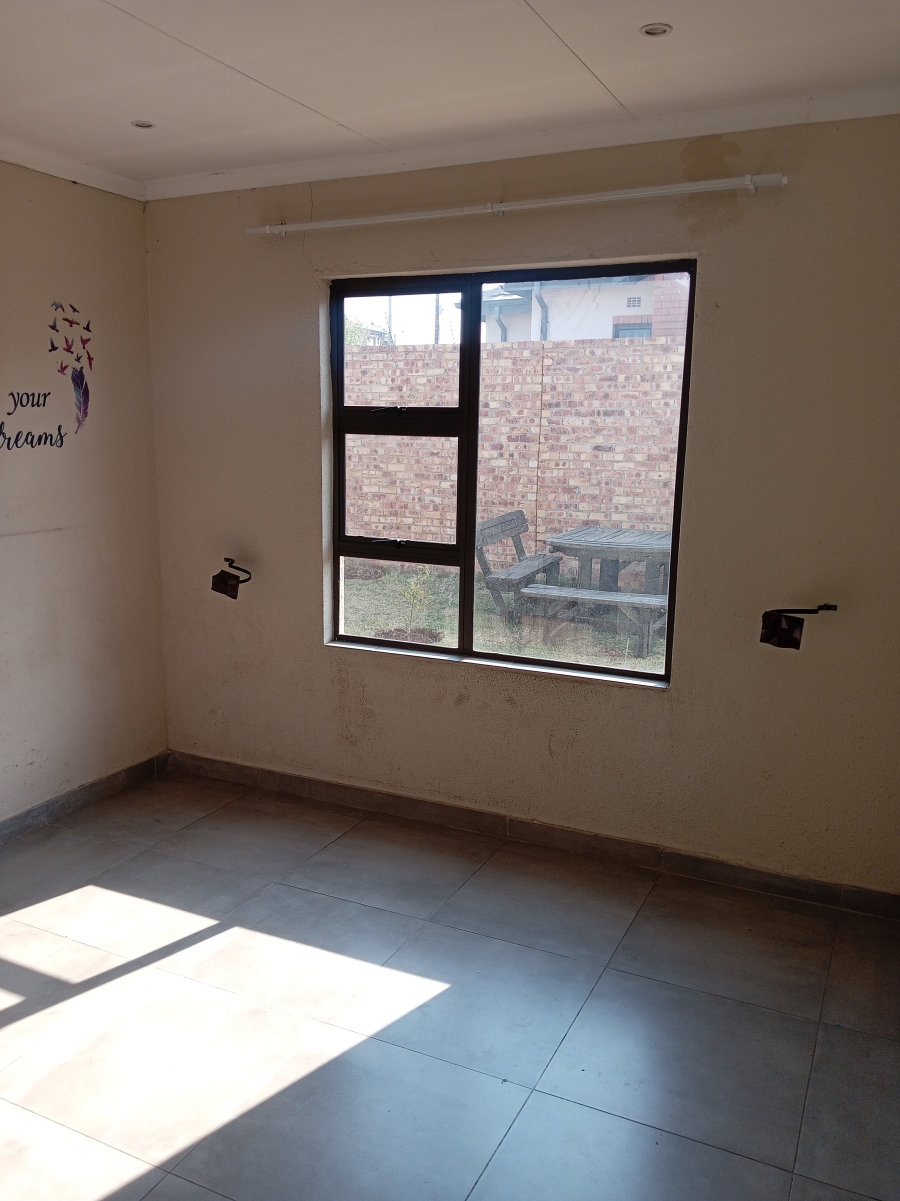 To Let 3 Bedroom Property for Rent in Clayville Gauteng