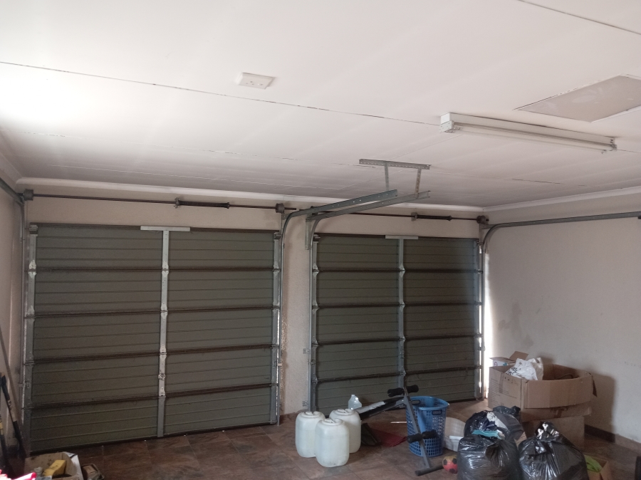 To Let 3 Bedroom Property for Rent in Clayville Gauteng
