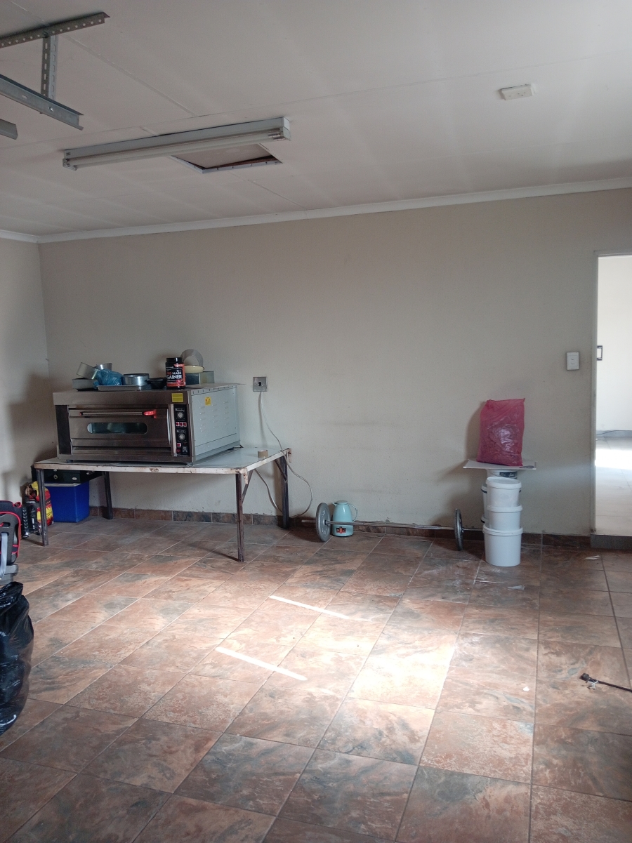 To Let 3 Bedroom Property for Rent in Clayville Gauteng