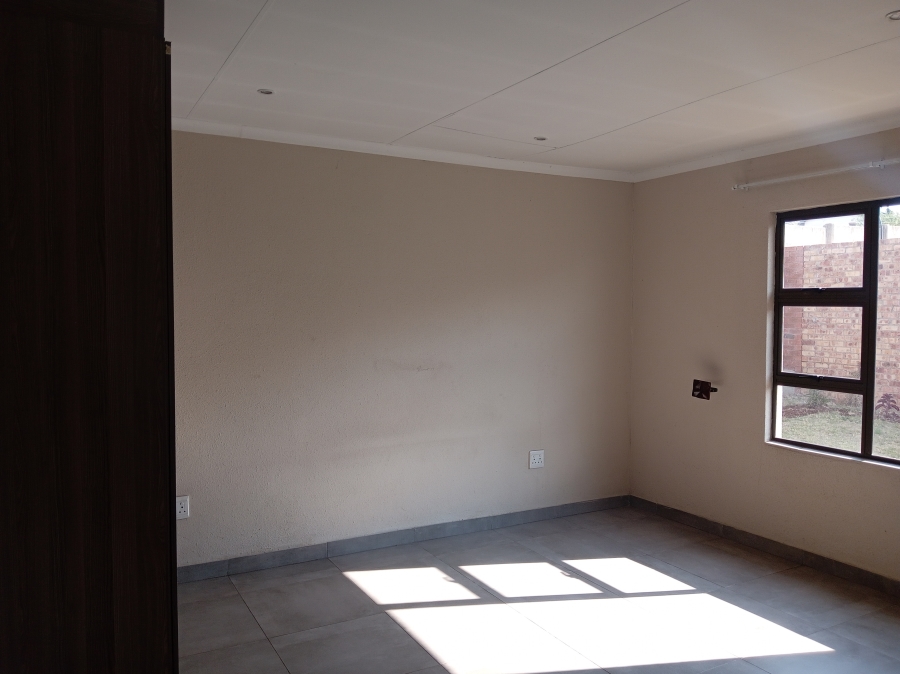 To Let 3 Bedroom Property for Rent in Clayville Gauteng