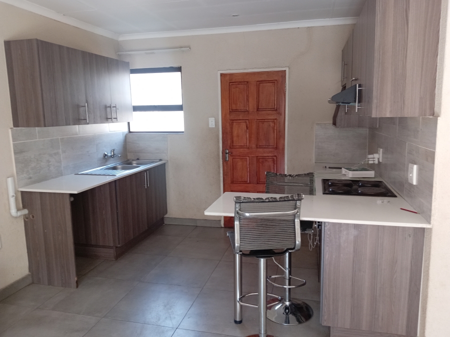 To Let 3 Bedroom Property for Rent in Clayville Gauteng