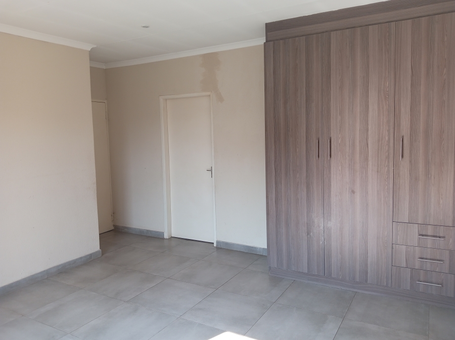 To Let 3 Bedroom Property for Rent in Clayville Gauteng