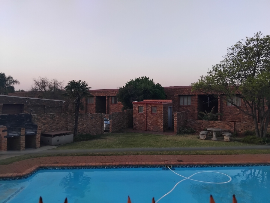 2 Bedroom Property for Sale in Zwartkop Gauteng