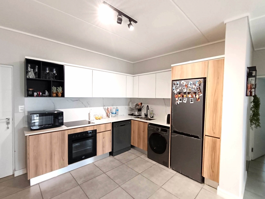To Let 2 Bedroom Property for Rent in Waterfall Gauteng