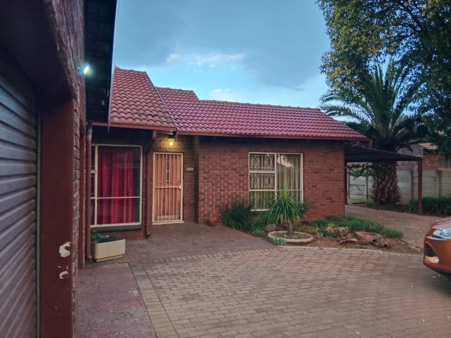 To Let 3 Bedroom Property for Rent in Petersfield Gauteng