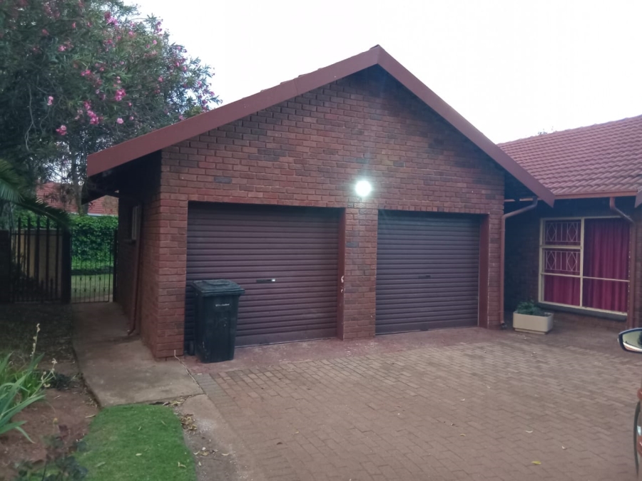To Let 3 Bedroom Property for Rent in Petersfield Gauteng
