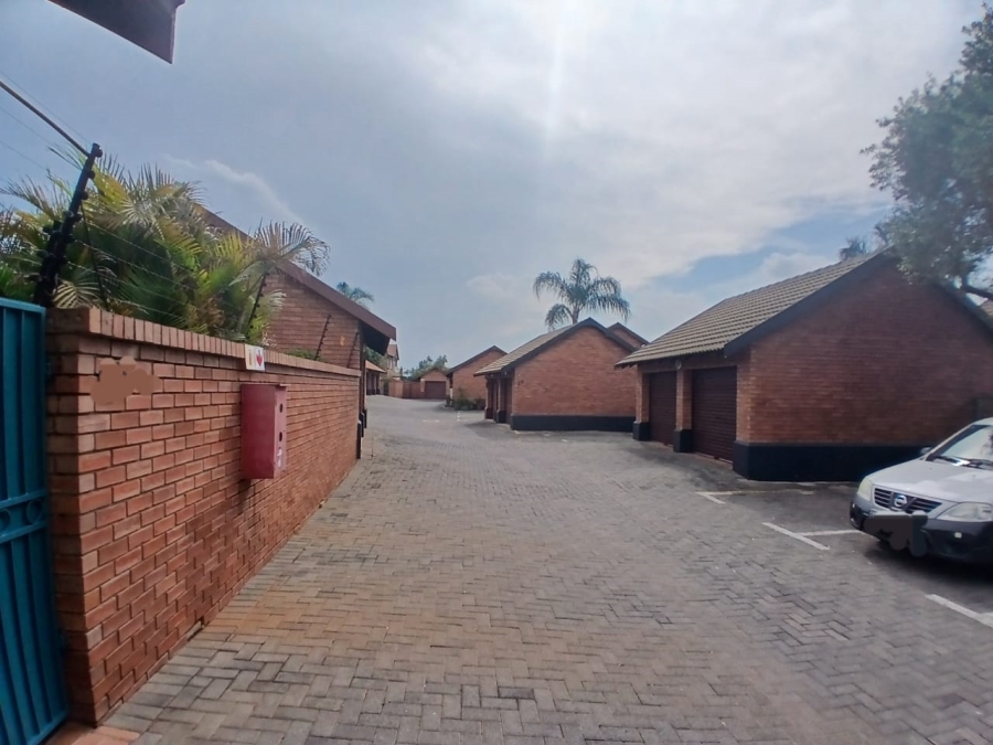 3 Bedroom Property for Sale in Die Hoewes Gauteng