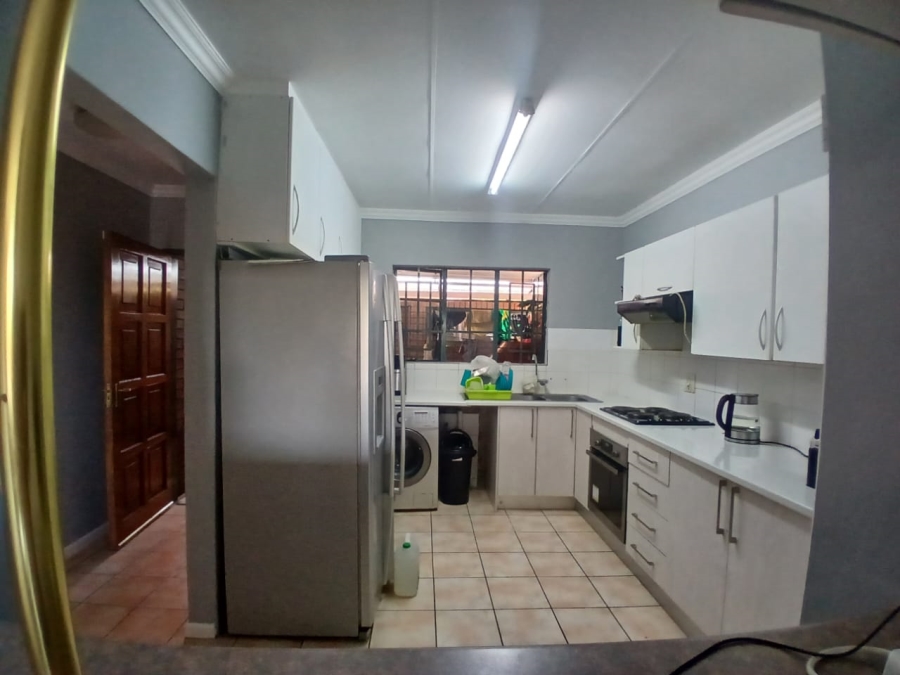 3 Bedroom Property for Sale in Die Hoewes Gauteng