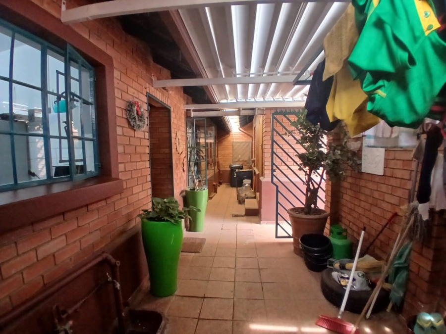 3 Bedroom Property for Sale in Die Hoewes Gauteng