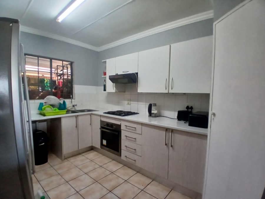 3 Bedroom Property for Sale in Die Hoewes Gauteng