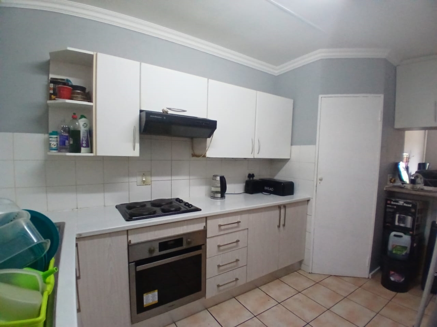 3 Bedroom Property for Sale in Die Hoewes Gauteng