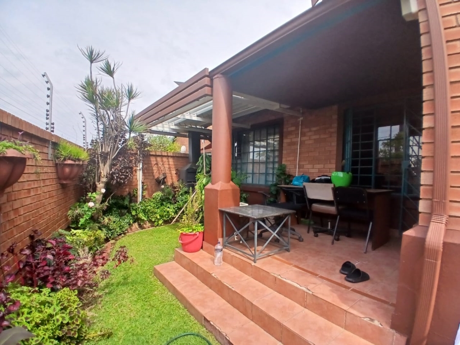 3 Bedroom Property for Sale in Die Hoewes Gauteng
