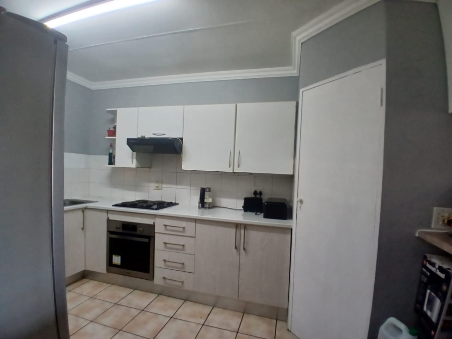 3 Bedroom Property for Sale in Die Hoewes Gauteng
