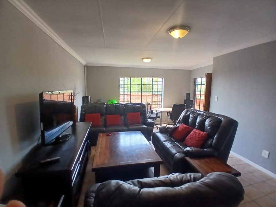 3 Bedroom Property for Sale in Die Hoewes Gauteng