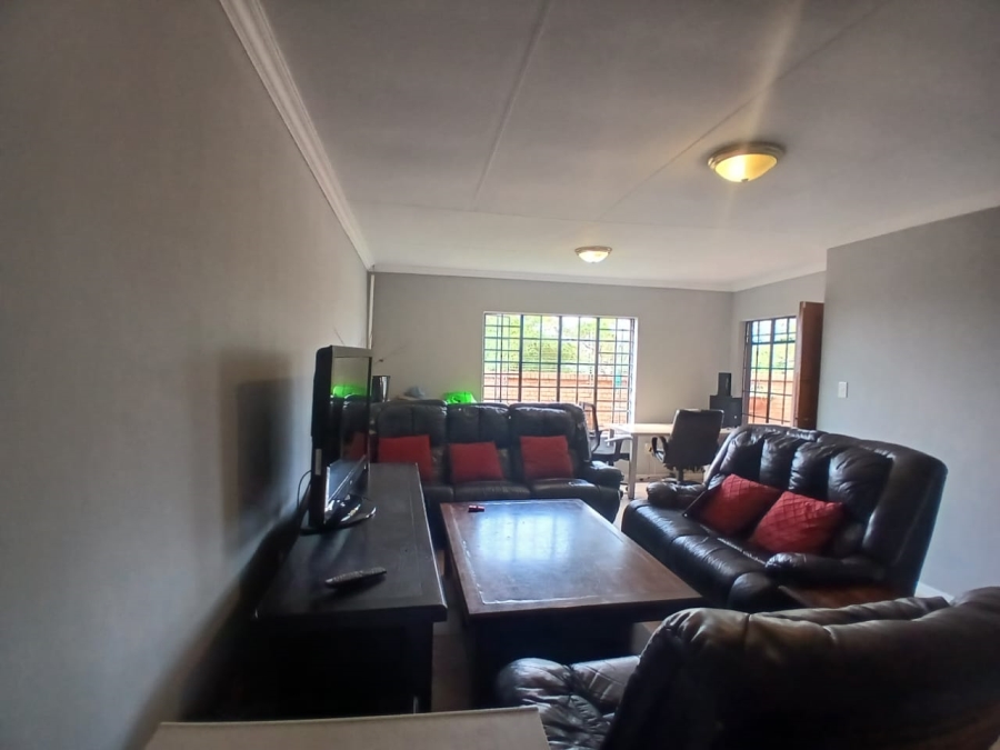 3 Bedroom Property for Sale in Die Hoewes Gauteng