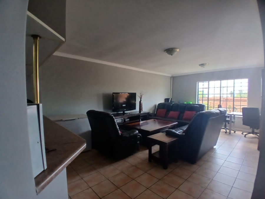3 Bedroom Property for Sale in Die Hoewes Gauteng