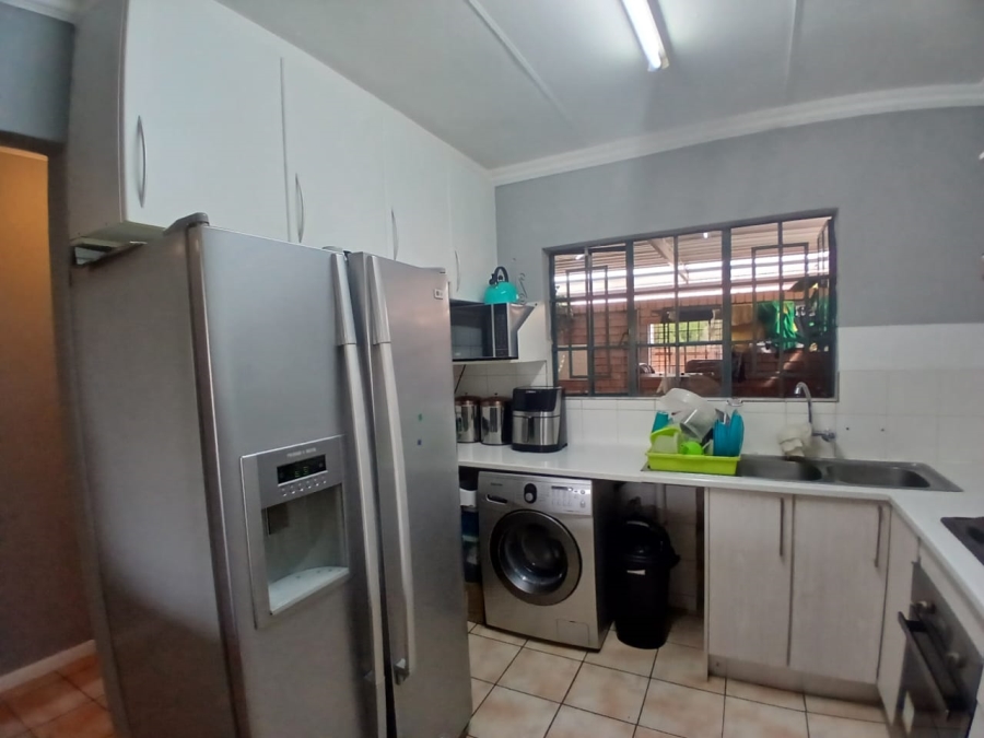 3 Bedroom Property for Sale in Die Hoewes Gauteng