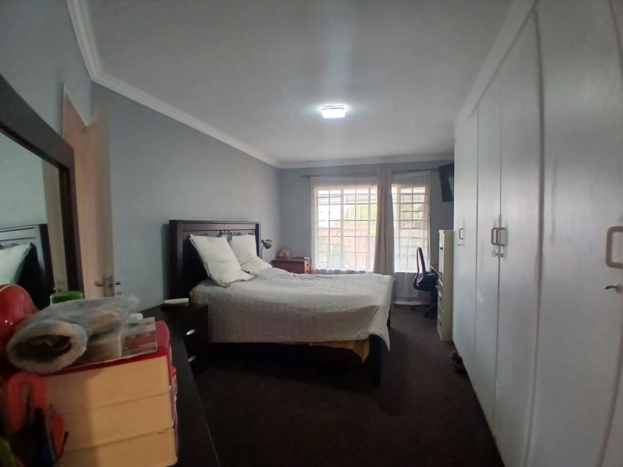 3 Bedroom Property for Sale in Die Hoewes Gauteng