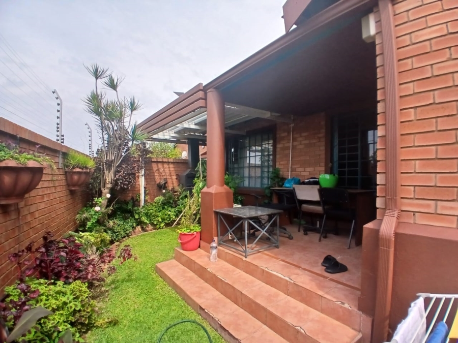3 Bedroom Property for Sale in Die Hoewes Gauteng
