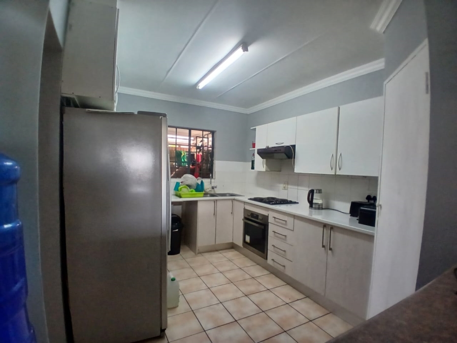 3 Bedroom Property for Sale in Die Hoewes Gauteng