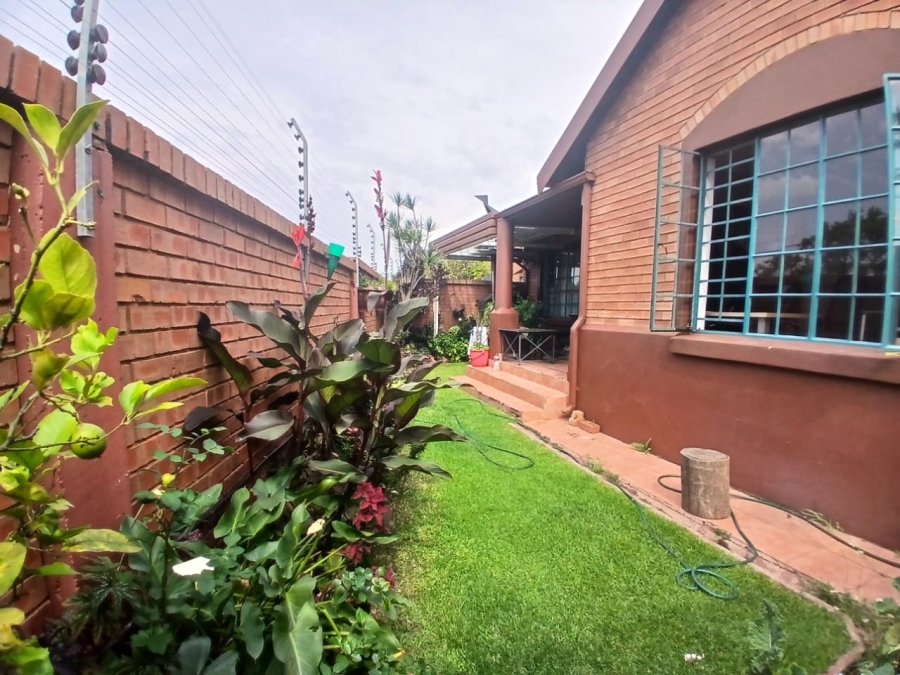 3 Bedroom Property for Sale in Die Hoewes Gauteng