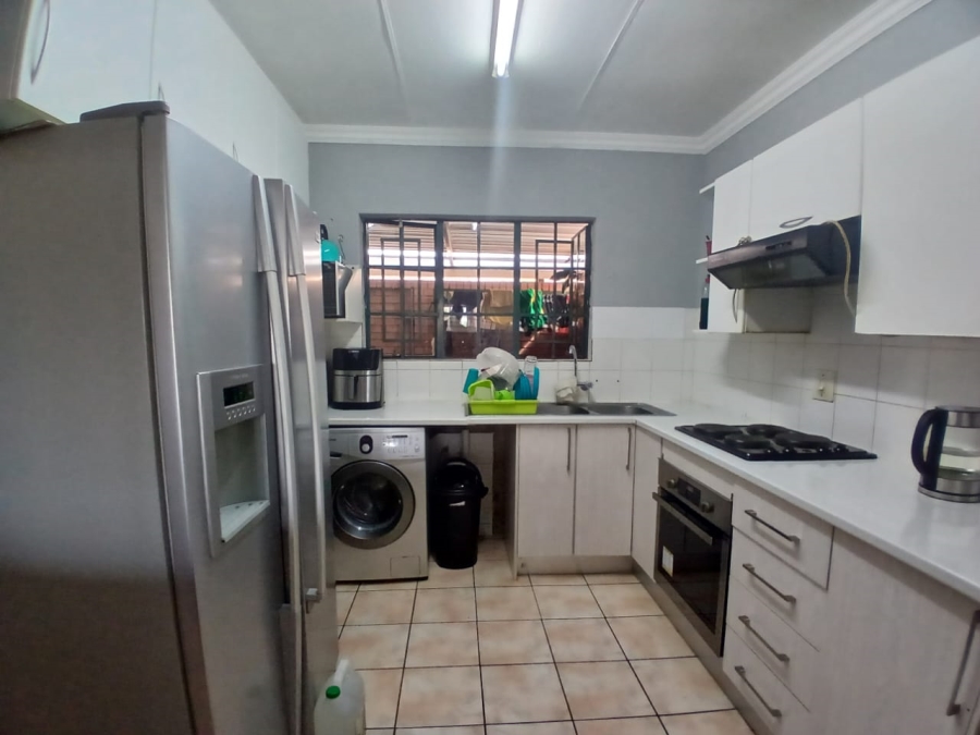 3 Bedroom Property for Sale in Die Hoewes Gauteng