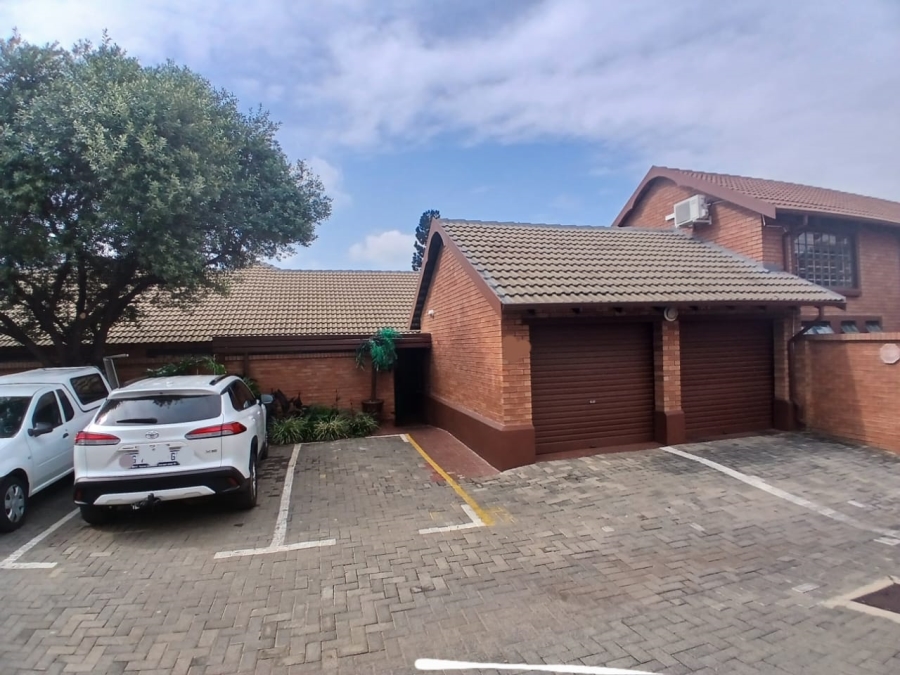3 Bedroom Property for Sale in Die Hoewes Gauteng