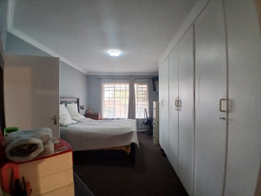3 Bedroom Property for Sale in Die Hoewes Gauteng