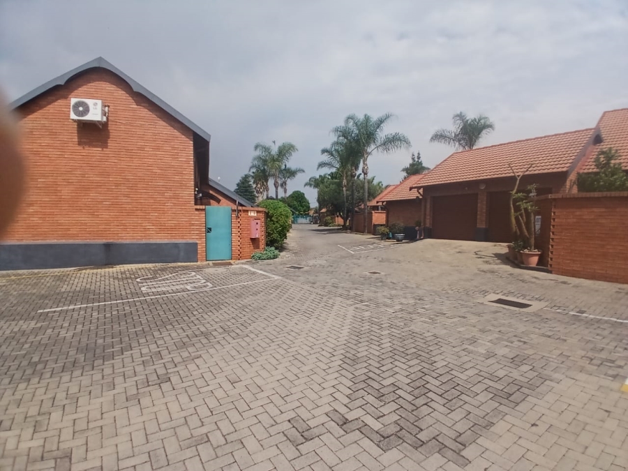 3 Bedroom Property for Sale in Die Hoewes Gauteng