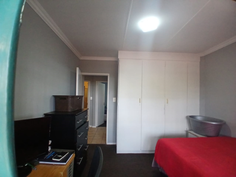 3 Bedroom Property for Sale in Die Hoewes Gauteng