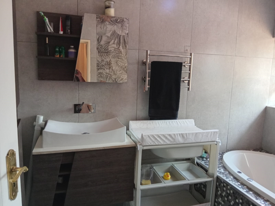 To Let 4 Bedroom Property for Rent in Petersfield Gauteng