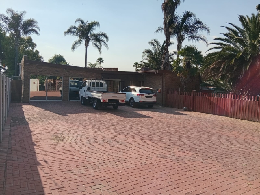 To Let 4 Bedroom Property for Rent in Petersfield Gauteng