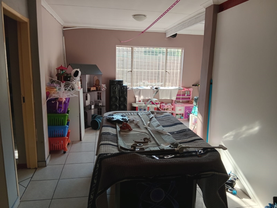 To Let 4 Bedroom Property for Rent in Petersfield Gauteng