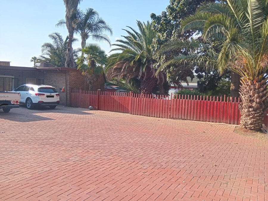 To Let 4 Bedroom Property for Rent in Petersfield Gauteng