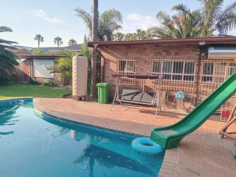 To Let 4 Bedroom Property for Rent in Petersfield Gauteng