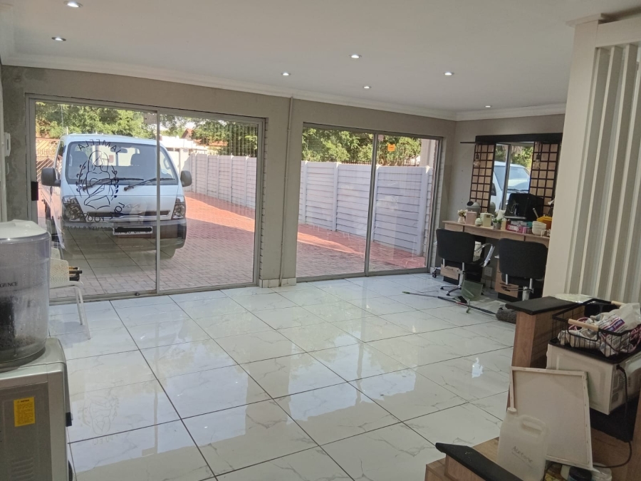 To Let 4 Bedroom Property for Rent in Petersfield Gauteng