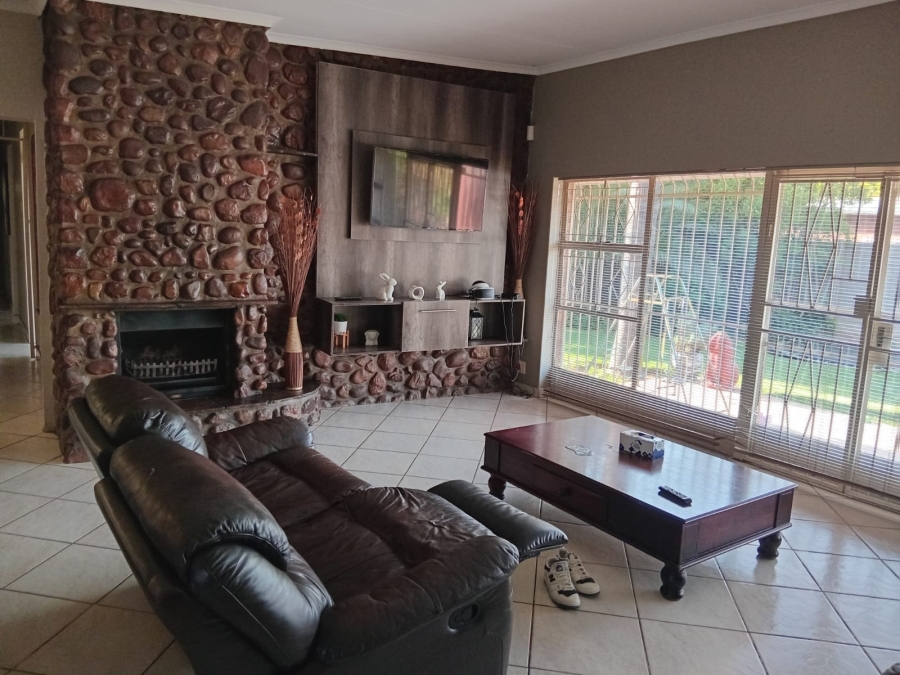 To Let 4 Bedroom Property for Rent in Petersfield Gauteng