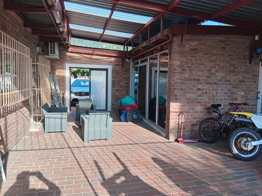 To Let 4 Bedroom Property for Rent in Petersfield Gauteng