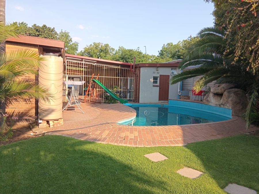 To Let 4 Bedroom Property for Rent in Petersfield Gauteng