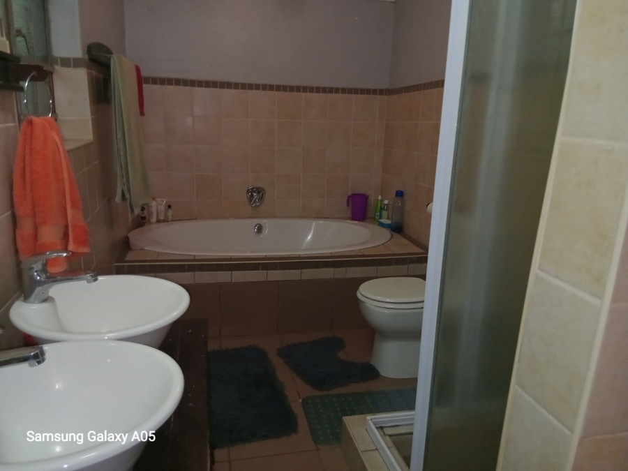 To Let 3 Bedroom Property for Rent in Selection Park Gauteng