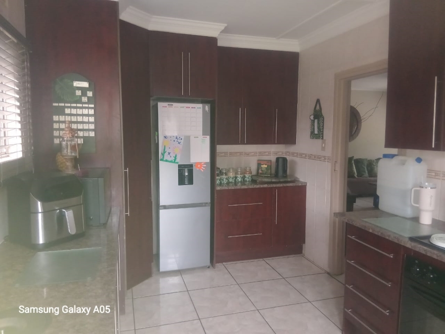 To Let 3 Bedroom Property for Rent in Strubenvale Gauteng