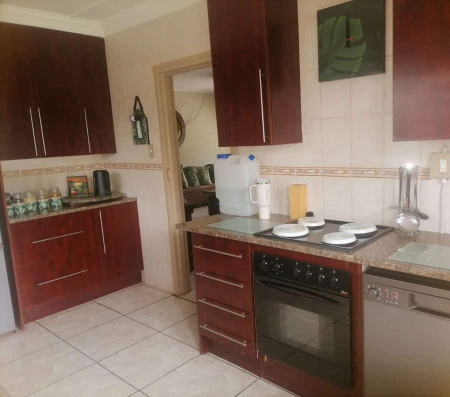 To Let 3 Bedroom Property for Rent in Strubenvale Gauteng