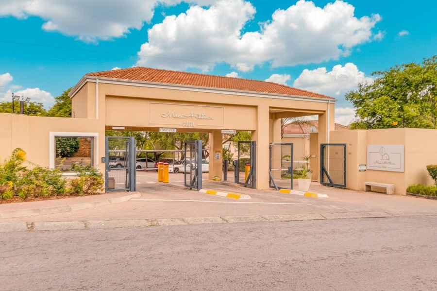 2 Bedroom Property for Sale in Robindale Gauteng