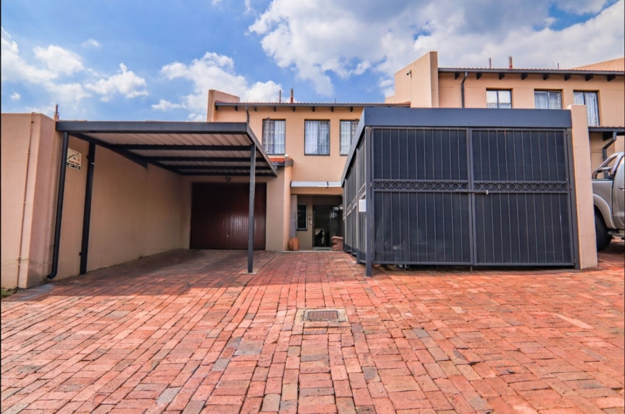 3 Bedroom Property for Sale in Die Hoewes Gauteng